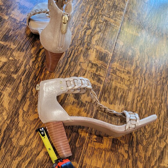 Adrienne Vittadini Gold Sandals. Back zipper. Cushioned footbed. Size 7. - Picture 14 of 16